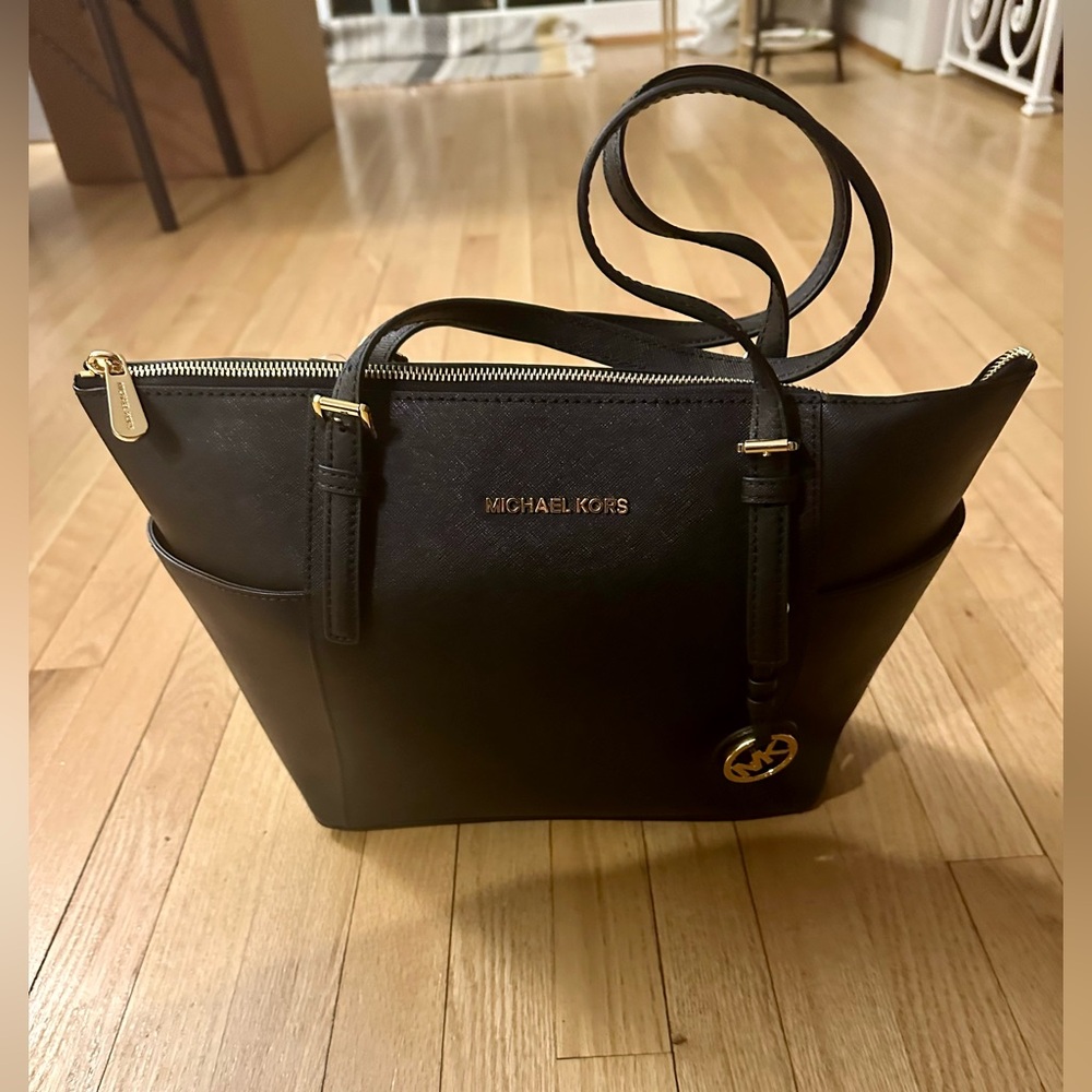 NWT Michael Kors Jet Set Item EW TZ Tote black purse